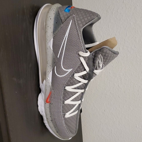 Nike Lebron size 14 Gray and white